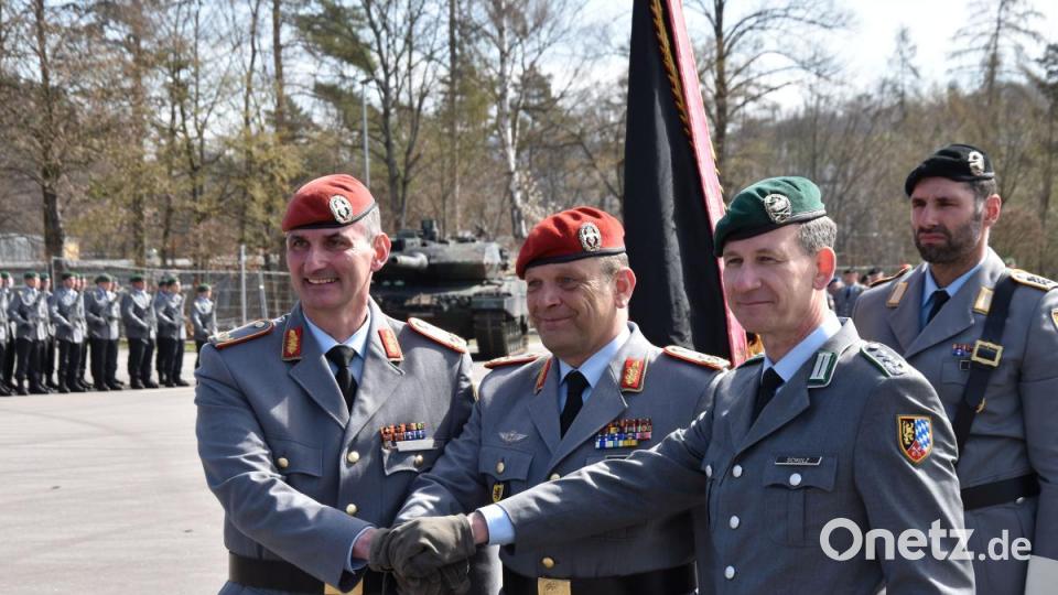 Der scheidende Kommandeur Brigadegeneral Jörg See (von links), Divisionskommandeur Generalmajor Harald Gante und der Oberst Björn Schulz. Bild: Alexander Pausch