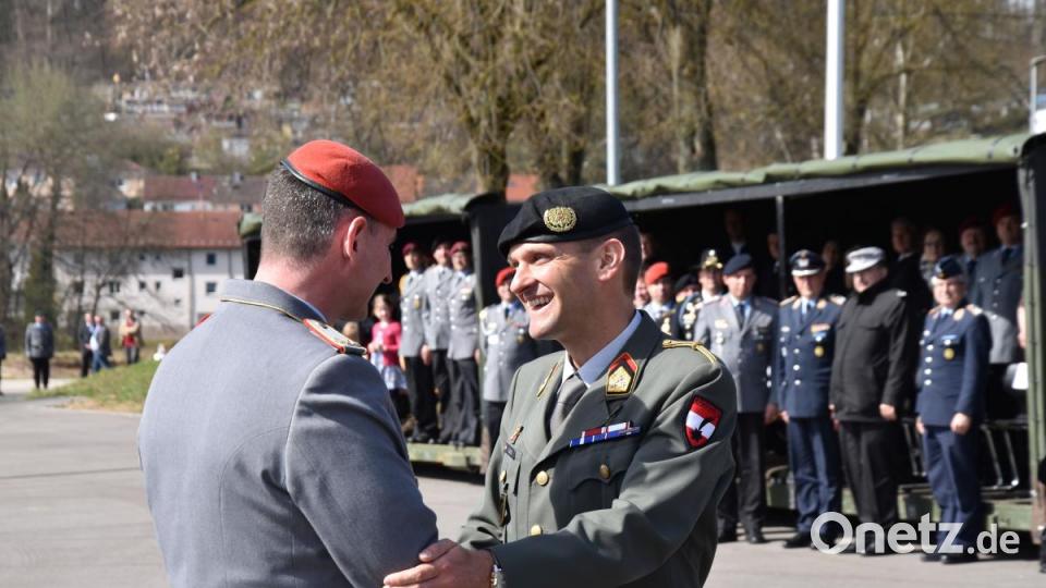 Brigadegeneral Jörg See (links) zeichnet Oberst Stefan Fuchs vom österreichischen Bundesheer mit dem Ehrenkreuz aus. Bild: Alexander Pausch