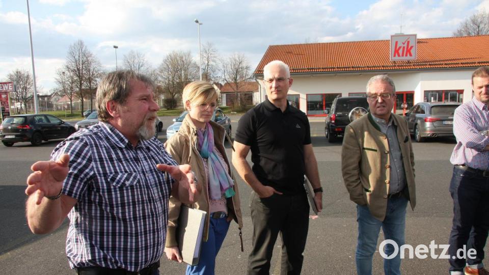 Karl Fürst (links) erklärte den Markträten und Verwaltungsvertretern wie der neue Markt ausschauen wird. Bild: wro