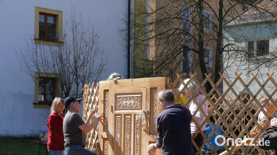 Die Helfer beim Aufstellen der Jurte. Bild: kgg