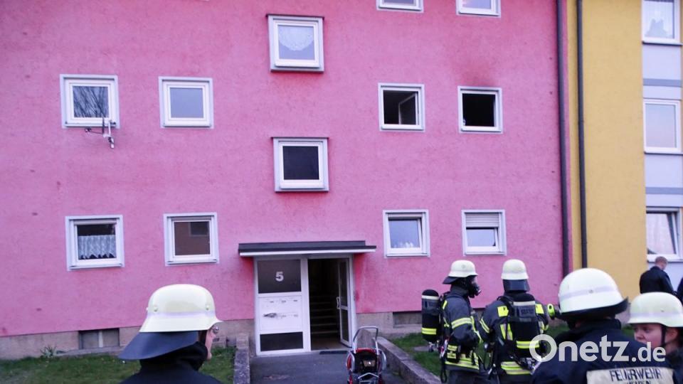 Im ersten Stock eines Reihenhauses fing ein Topf mit Fett Feuer. Brandspuren sind am Küchenfenster sichtbar. Die Feuerwehr war mit dem Atemschutztrupp vor Ort. Bild: Dobmeier