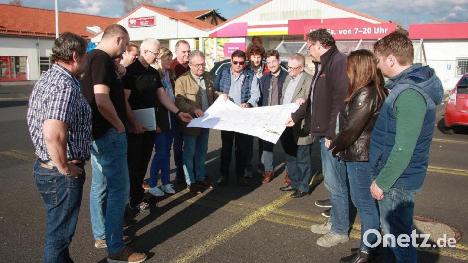 Genau an dieser Stelle sollen 4 Ladenkassen entstehen, erläutere Karl Fürst (links) den Planungsstand des deutlich breiteren Rewe-Marktes an der Egerstraße. Bild: wro