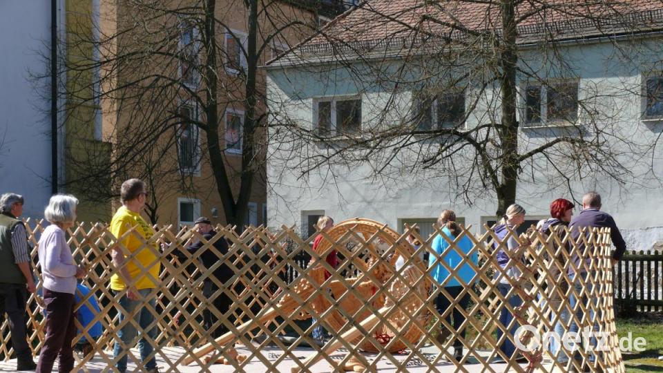 Die Helfer beim Aufstellen der Jurte. Bild: kgg