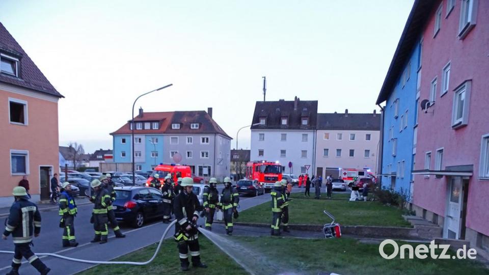 Die Feuerwehr löscht das rauchende Brandgut ab. Bild: Dobmeier Bild: Dobmeier