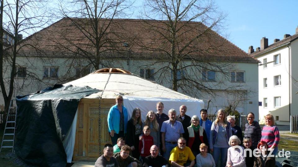 Bei einer Gemeinschaftsaktion ist im Garten des evangelischen Gemeindezentrums eine mongolische Jurte aufgestellt worden. Am Ende waren die Helfer stolz auf das Ergebnis. Bild: kgg