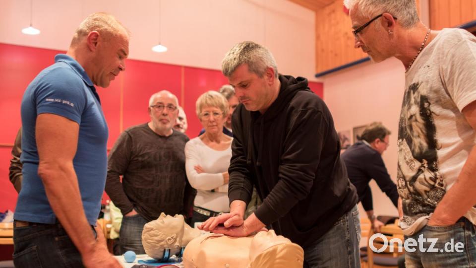 Die Kursteilnehmer erlernten die ersten Schritte beim Eintreffen am Unfallort, den Umgang mit dem Opfer und natürlich die Reanimation. Bild: dtr