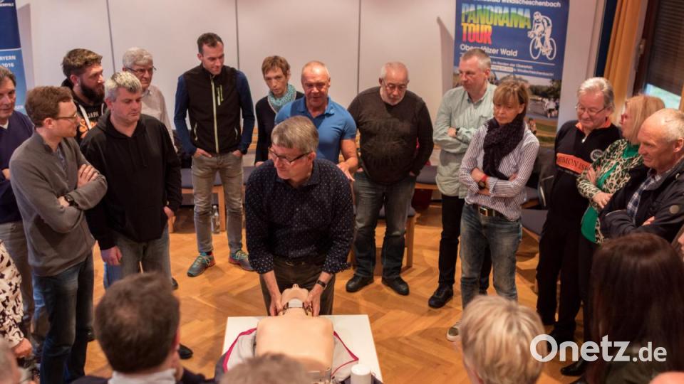 Die Kursteilnehmer erlernten die ersten Schritte beim Eintreffen am Unfallort, den Umgang mit dem Opfer und natürlich die Reanimation. Bild: dtr