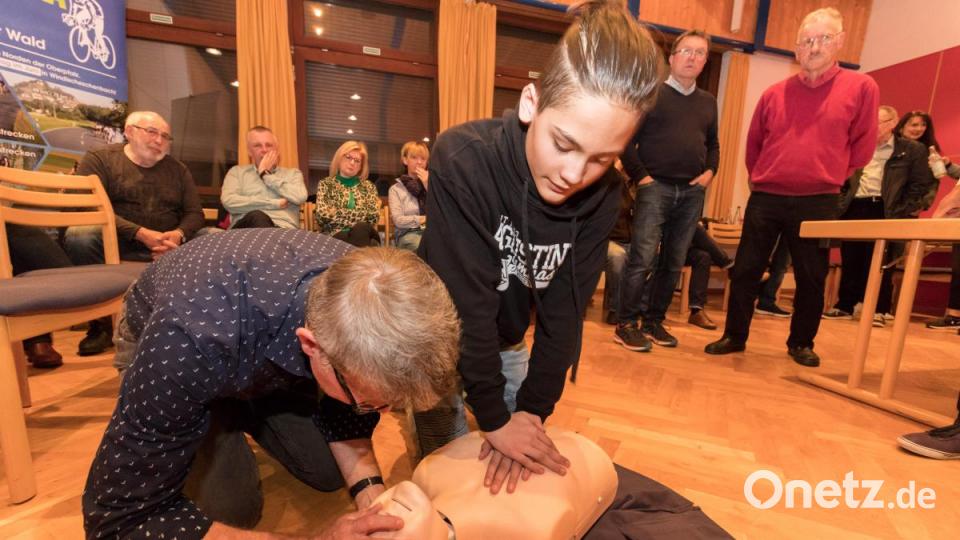 Die Kursteilnehmer erlernten die ersten Schritte beim Eintreffen am Unfallort, den Umgang mit dem Opfer und natürlich die Reanimation. Bild: dtr