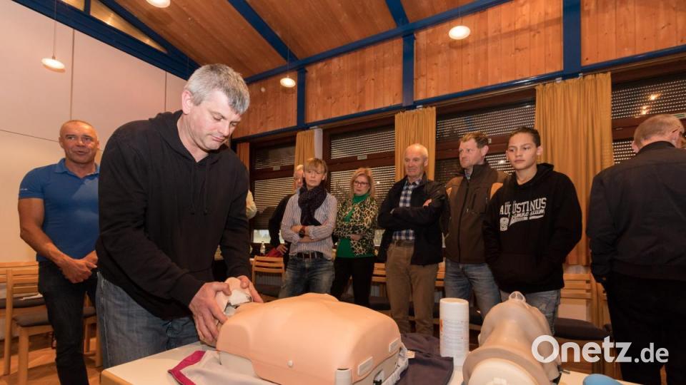 Die Kursteilnehmer erlernten die ersten Schritte beim Eintreffen am Unfallort, den Umgang mit dem Opfer und natürlich die Reanimation. Bild: dtr