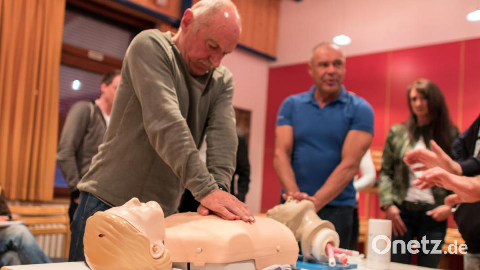 Die Kursteilnehmer erlernten die ersten Schritte beim Eintreffen am Unfallort, den Umgang mit dem Opfer und natürlich die Reanimation. Bild: dtr