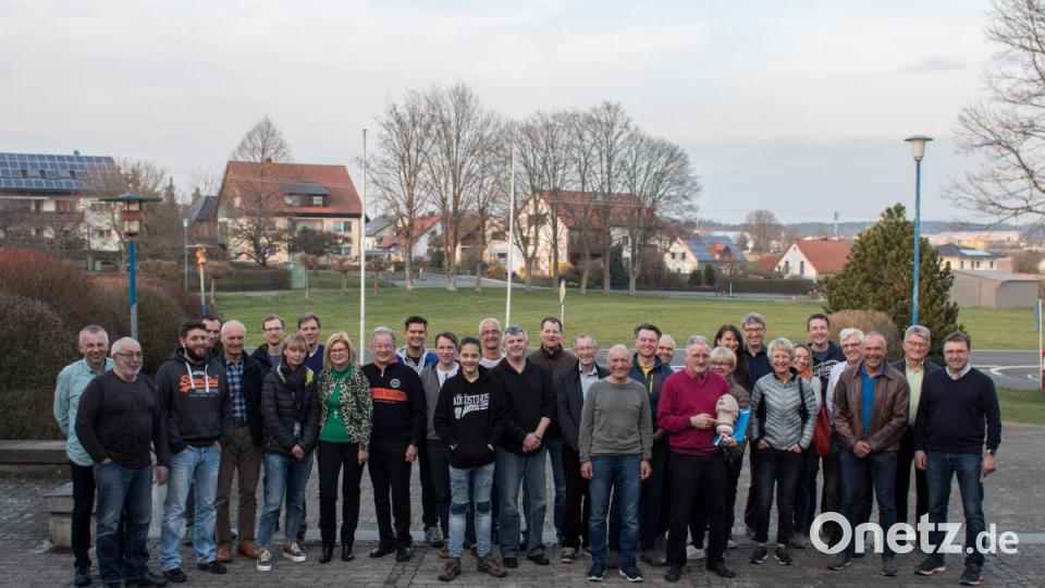 Gleich 40 Trainer und Radsportler aus der ganzen Oberpfalz wurden im Neuhauser Pfarrheim in der Ersten Hilfe geschult. Die Organisation des Kurses übernahm Bezirksvorsitzender des Radsportverbandes Heinz Uhl (rechts). Durchgeführt wurde der Kurs vom ehrenamtlichen Ausbildungsleiter Dr. Markus Imhof (dritter von rechts). Bild: dtr