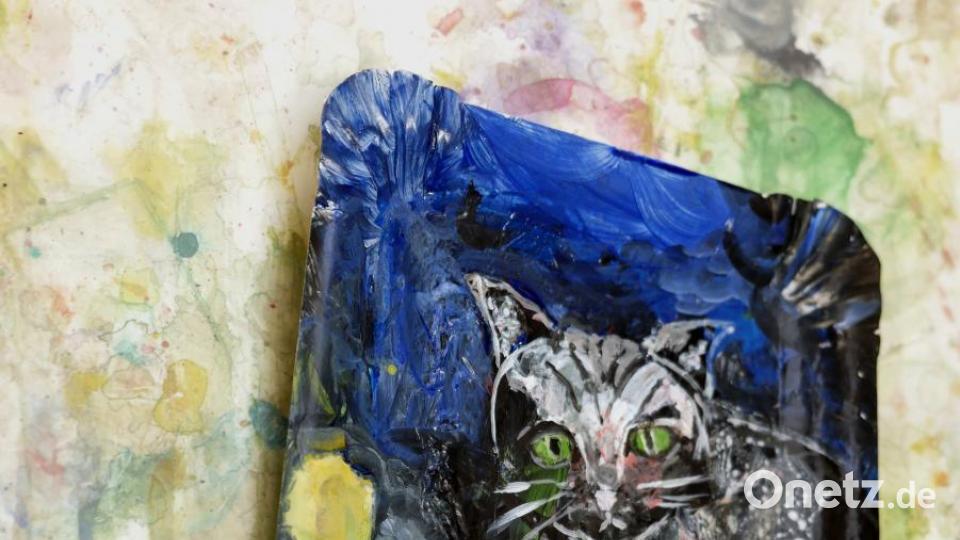 Aus einer Tortenpalette machte eine Schülerin eine Farbpalette und darin entdeckte Susanne Vonhoff die Katze, die sie herausarbeitete. Bild: tr
