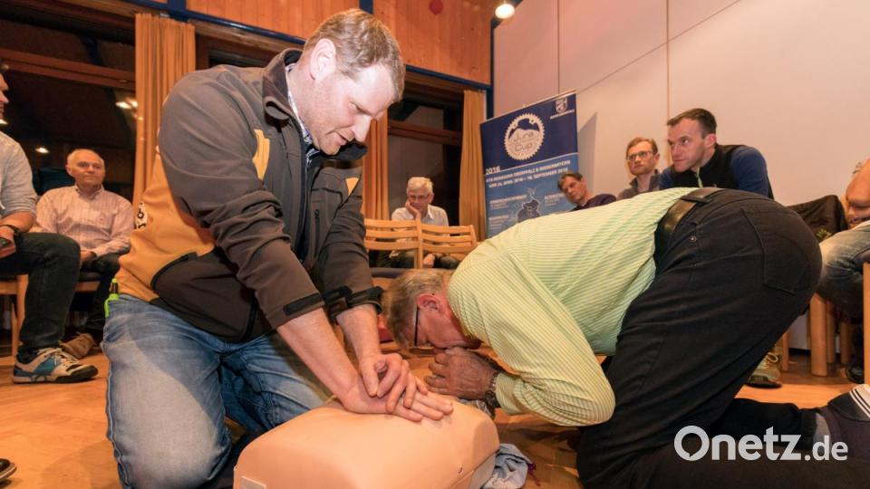 Die Kursteilnehmer erlernten die ersten Schritte beim Eintreffen am Unfallort, den Umgang mit dem Opfer und natürlich die Reanimation. Bild: dtr