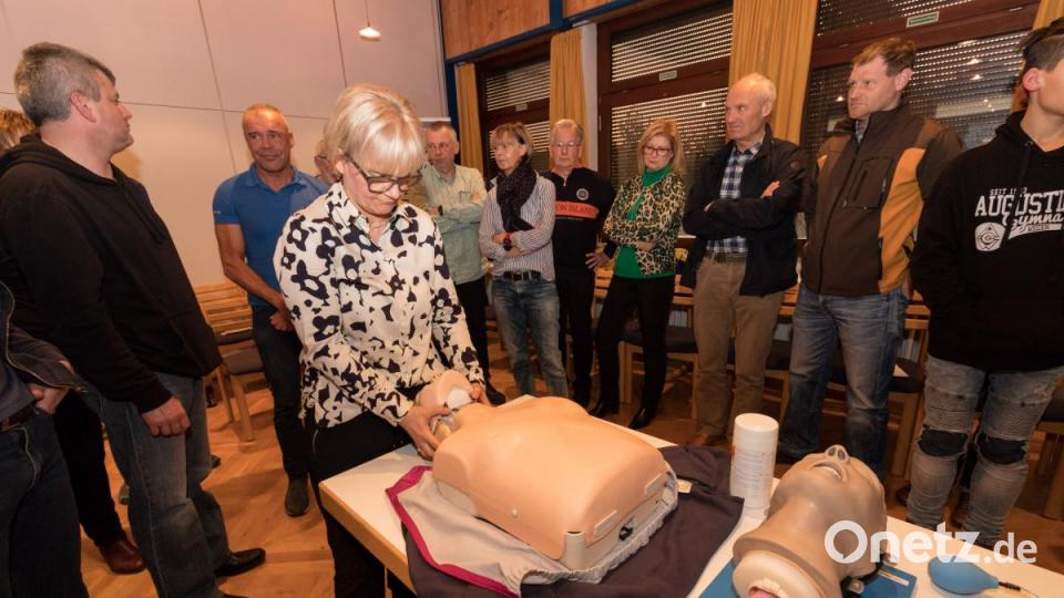 Die Kursteilnehmer erlernten die ersten Schritte beim Eintreffen am Unfallort, den Umgang mit dem Opfer und natürlich die Reanimation. Bild: dtr