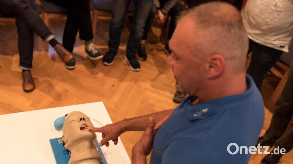 Die Kursteilnehmer erlernten die ersten Schritte beim Eintreffen am Unfallort, den Umgang mit dem Opfer und natürlich die Reanimation. Bild: dtr