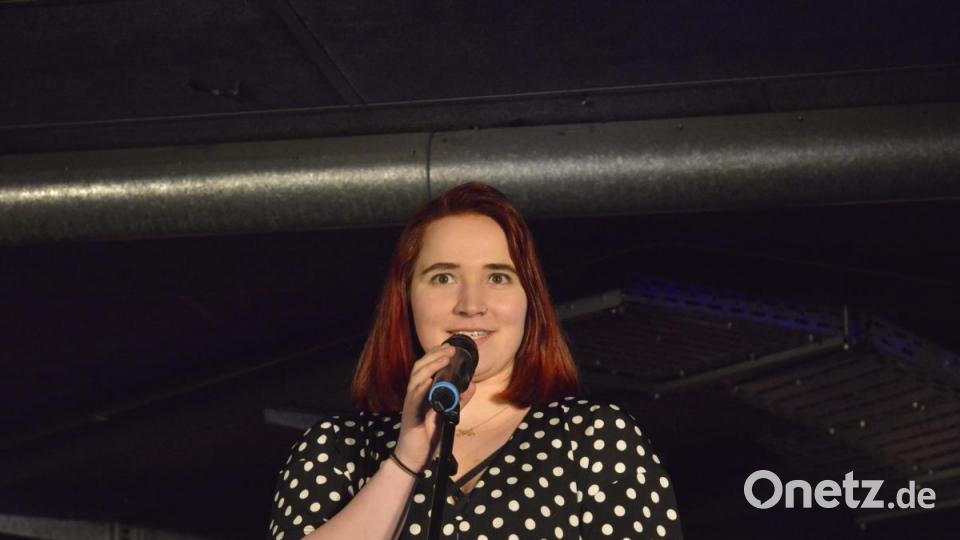 Inke Sommerlang (24, Halle) slammt seit zwei Jahren. Wenn sie einen Text fertig geschrieben hat, kann sie ihn schon zu 80 Prozent auswendig. Als Singer-Songwriterin bringt sie Bühnenerfahrung mit. „Beim Slammen eröffnet sich eine ganz eigene Welt.“ Bild: Karin Wilck