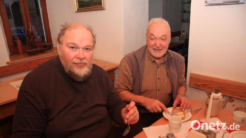 Über den Weissenstädter See referierte Harald Stark (links). Eingeladen hatte ihn Steinwaldia Vorsitzender Norbert Reger. Bild: wro