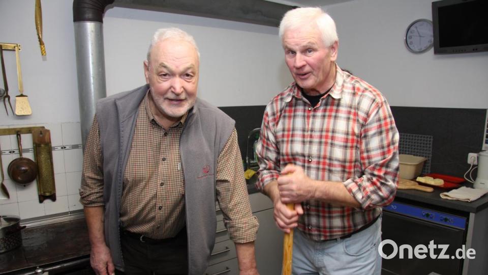 Das Ausbuttern in der Glasschleifküche war Sache von Oswald Franz und Norbert Reger (von rechts). Bild: wro