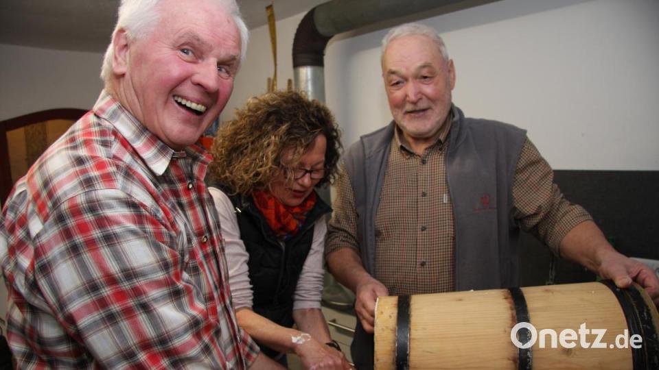Jetzt wird umgefüllt. Oswald Franz, Maria Reger und Norbert Reger (von links) arbeiten Hand in Hand. Bild: wro