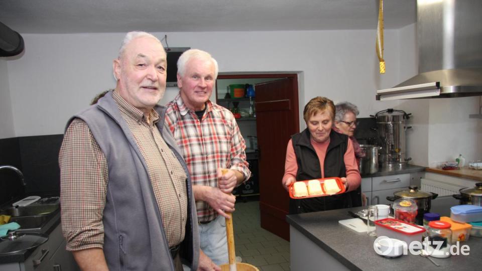 &quot;Die ersten Portionen sind bereits fertig&quot;, zeigt Elsbeth Franz das gelungene Ergebnis. Im Bild (von links): Norbert Reger, Oswald Franz, Elsbeth Franz und Monika Pöllmann. Bild: wro