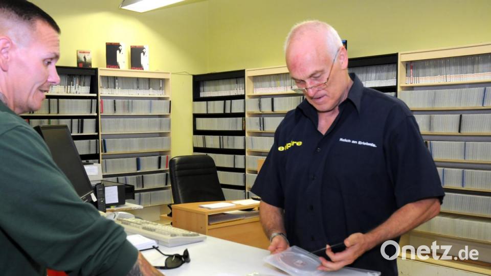 Die Stammkunden von Videotheksbesitzer Wolfgang Hauser (rechts) schauen mehrmals in Woche vorbei, um sich mit neuen Filmen einzudecken. Bild: Stephan Huber