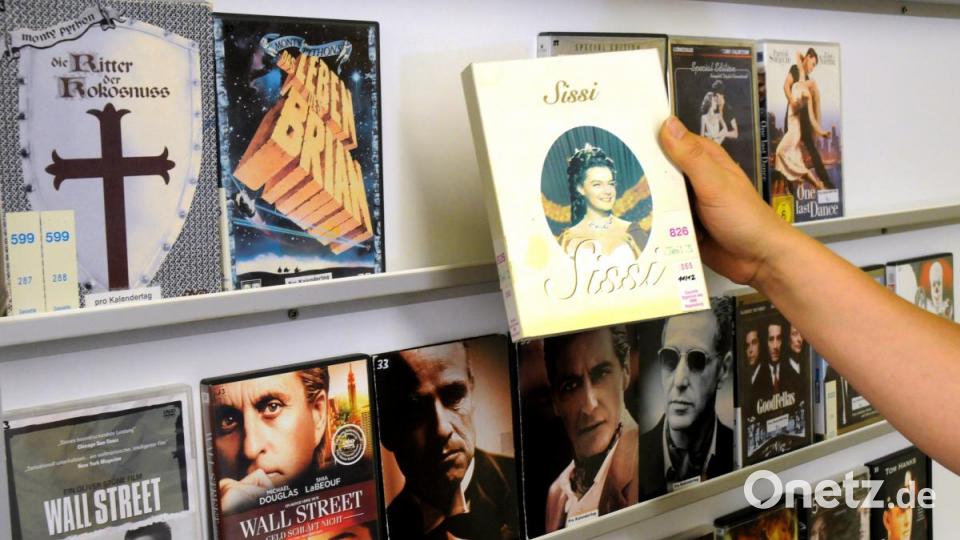 Im Klassiker-Regal herrscht Ausverkauf: Manche Filme sind so beliebt gewesen, wie das von „Sissi“, dass sie regelrecht abgegriffen sind. Bild: Stephan Huber