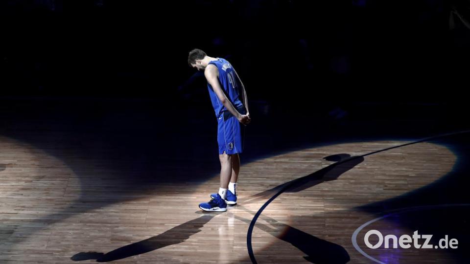 Dirk Nowitzki wird nach dem Heimspiel der Dallas Mavericks verabschiedet. Foto: Tony Gutierrez/AP Bild: Tony Gutierrez