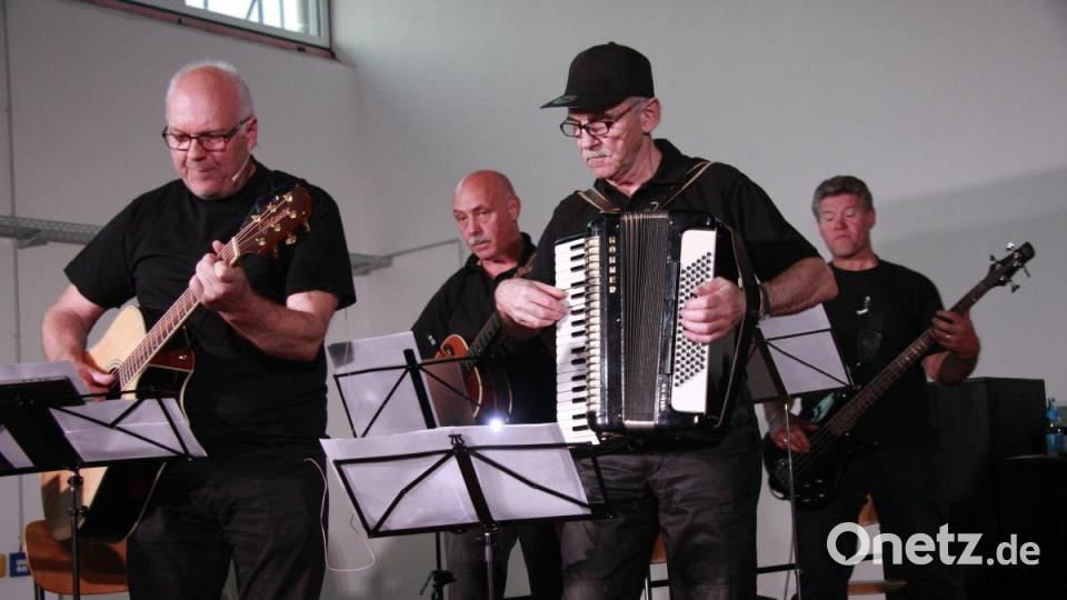 Die Umbauphasen und die kleine Pause überbrückten die „Viertakter“ Harald Fleck, Roland Kopp, Winfried Weiß und Alexander Gleißner (von links). Bild: wro