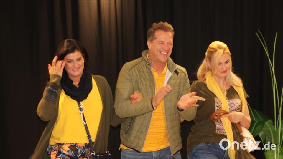 Mira, Jürgen uind Anna (von links) präsentierten Mode in Sonnengelb, einer angesagten Trendfarbe in diesem Sommer. Bild: kro