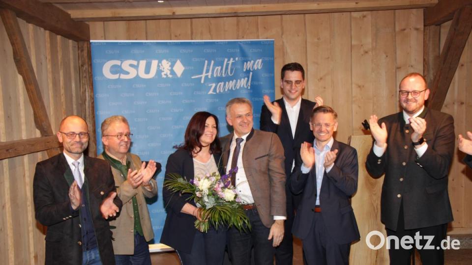 Die CSU applaudiert ihrem Landratskandidaten Roland Grillmeier (Mitte). Von links: stellvertretender Landrat Alfred Scheidler, Fraktionsvorsitzender Toni Dutz, Claudia Grillmeier, Europakandidat Christian Doleschal, Landtagsabgeordneter Tobias Reiß und Neustadts Landrat Andreas Meier. Bild: rti