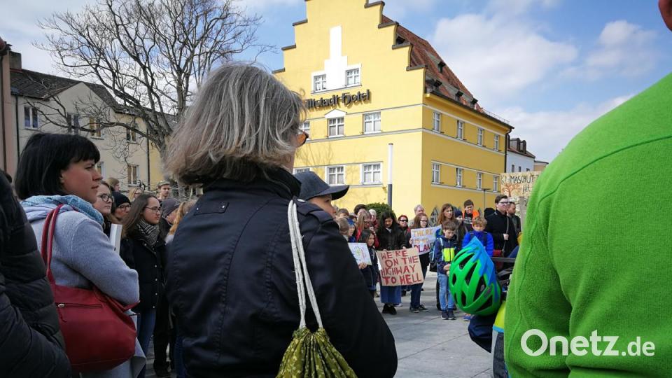 Mehr als 200 Menschen demonstrieren für den Klimaschutz. Bild: ass