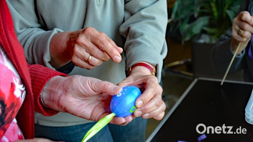 Um die Eier aufhängen zu können, werden sie mit farblich abgestimmten Bändern und Schleifen versehen. Bild: Schmid