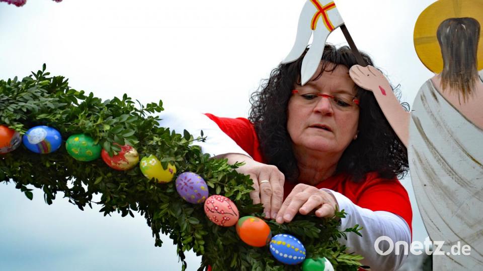 Die Eier-Ketten geben dem Osterbrunnen einen kunterbunten Rahmen. Bild: Schmid