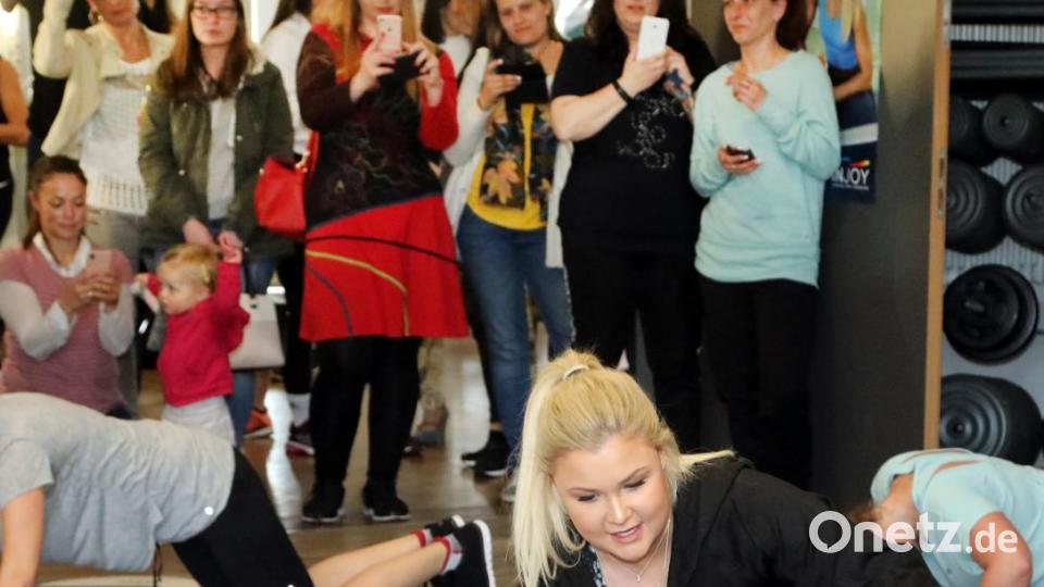 Die Fans verfolgen von der Türe aus, was ihr Vorbild da so treibt. Bild: Gerhard Götz