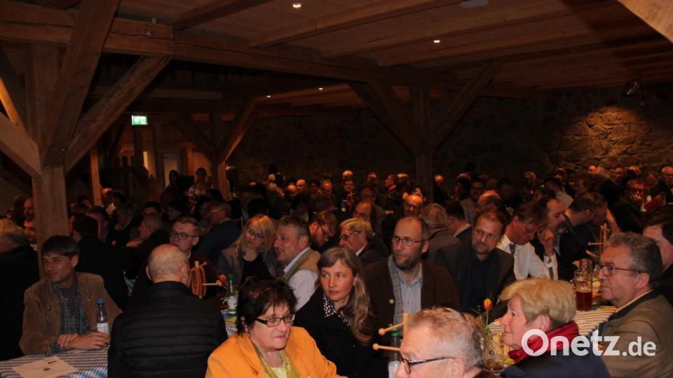 Bei der CSU-Kreisversammlung wählen die Delegierten Roland Grillmeier zum Landratskandidaten. Bild: rti