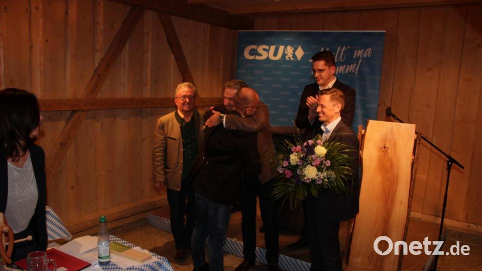 Alfred Scheidler ist einer der ersten Gratulanten. Bild: rti