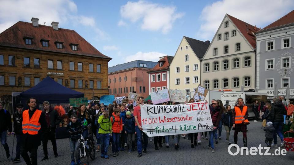 Mehr als 200 Menschen demonstrieren für den Klimaschutz. Bild: ass