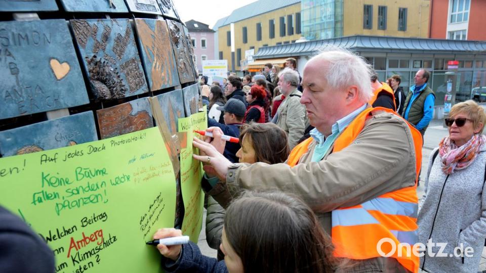 Mehr als 200 Menschen demonstrieren für den Klimaschutz. Bild: Stephan Huber