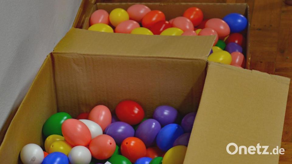 400 Plastik-Eier warten drei Wochen vor Ostern auf ihre ideenreiche Gestaltung. Bild: Schmid