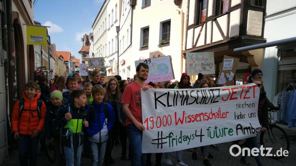 Mehr als 200 Menschen demonstrieren für den Klimaschutz. Bild: ass