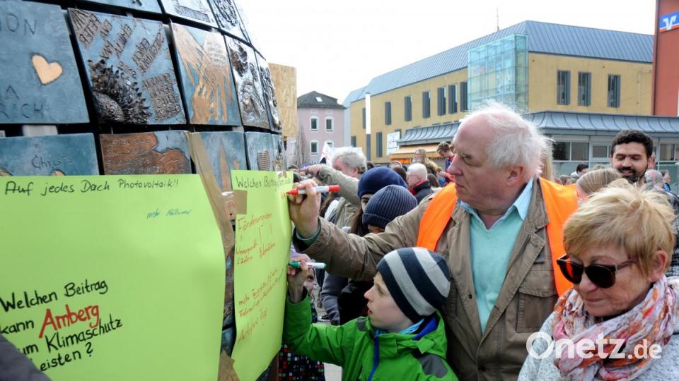 Mehr als 200 Menschen demonstrieren für den Klimaschutz. Bild: Stephan Huber