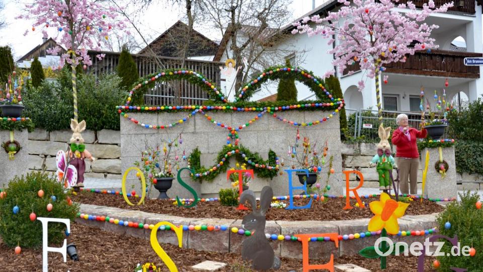 Ein letzter Schliff am Dorfbrunnen, bevor er fertig ist. Bild: Schmid