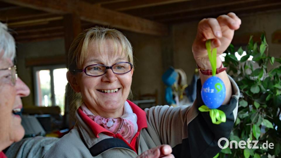 Das Onetz-Ei wird genau unter die Lupe genommen. Bild: Schmid
