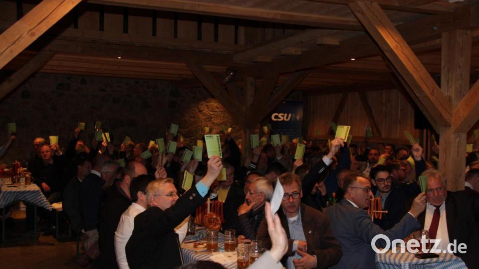Bei der CSU-Kreisversammlung wählen die Delegierten Roland Grillmeier zum Landratskandidaten. Hier stimmen sie über Formalien ab. Bild: rti