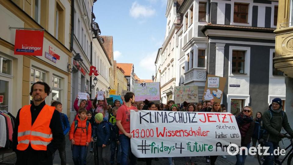 Mehr als 200 Menschen demonstrieren für den Klimaschutz. Bild: ass