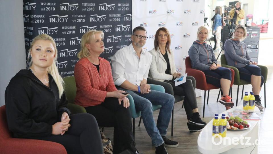 Sophia Thiel (links) ist die Hauptperson bei der Pressekonferenz in Schwandorf.Neben ihr (von links) Ulrike Schönfelder von der Injoy-Zentrale, die Schwandorfer Fitness-Studio-Inhaber Franz und Margit Liegl und die beiden ausgebildeten Trainerinnen Kathrin Dietl und Manuela Drexler. Bild: Gerhard Götz