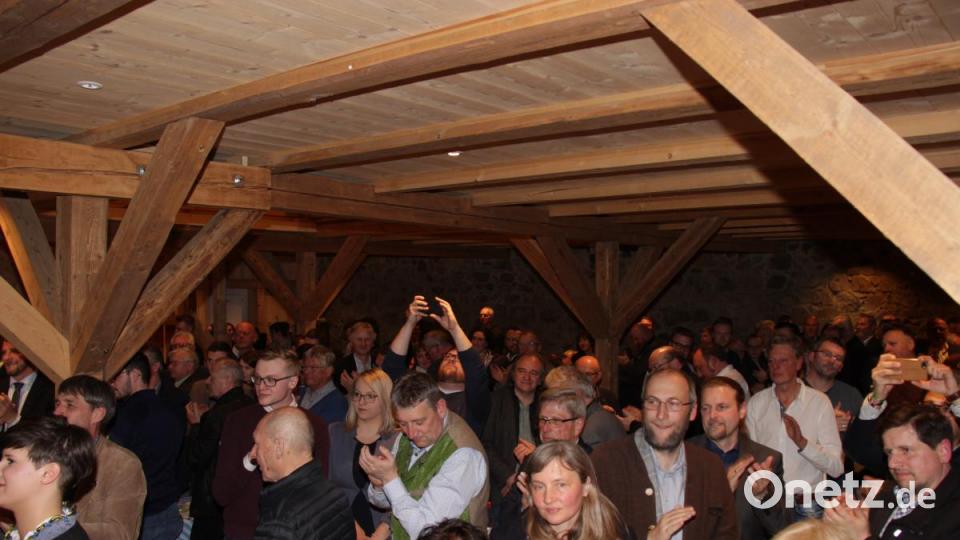 Die CSU-Delegierten applaudieren für ihren neuen Landratskandidaten. Bild: rti