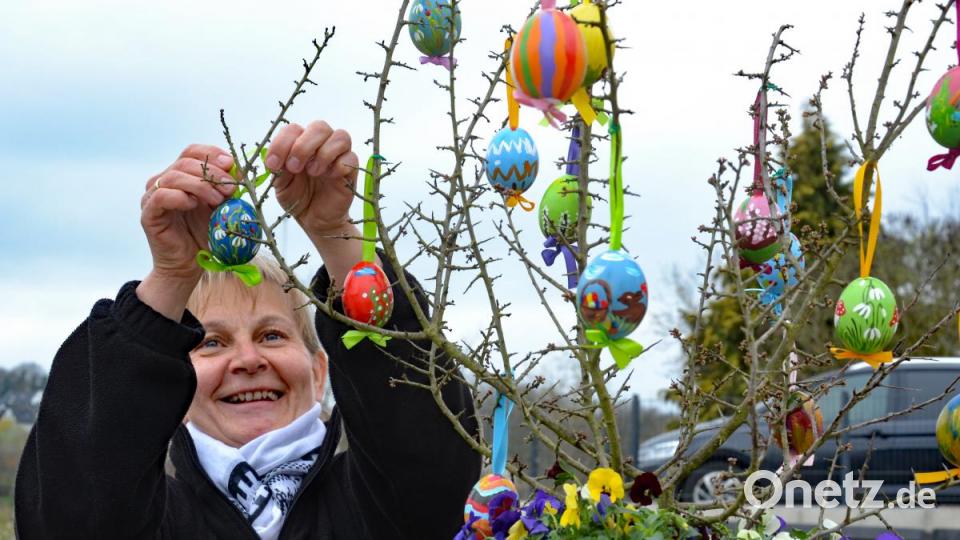 Viele bunte Eier lassen den Brunnen erstrahlen. Bild: Schmid
