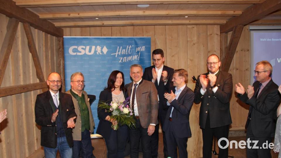 Die CSU applaudiert ihrem Landratskandidaten Roland Grillmeier (Mitte). Von links: stellvertretender Landrat Alfred Scheidler, Fraktionsvorsitzender Toni Dutz, Claudia Grillmeier, Europakandidat Christian Doleschal, Landtagsabgeordneter Tobias Reiß, Neustadts Landrat Andreas Meier und Kemnaths Bürgermeister Werner Nickl. Bild: rti