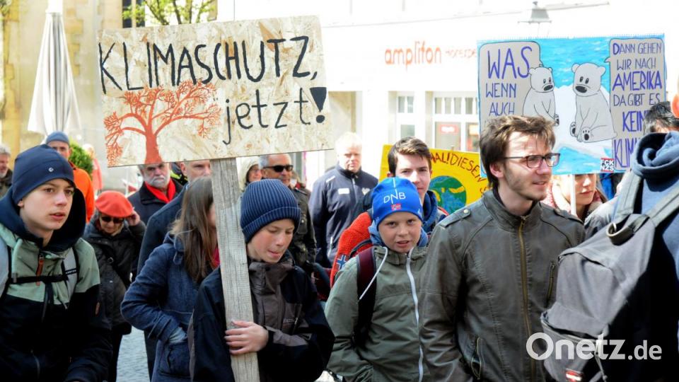 Mehr als 200 Menschen demonstrieren für den Klimaschutz. Bild: Stephan Huber